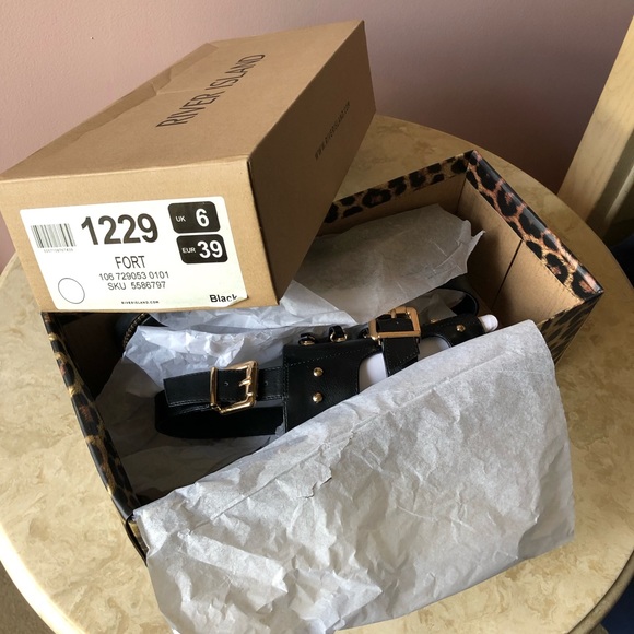 River Island flat sandals with buckle detail in black - Picture 6 of 13